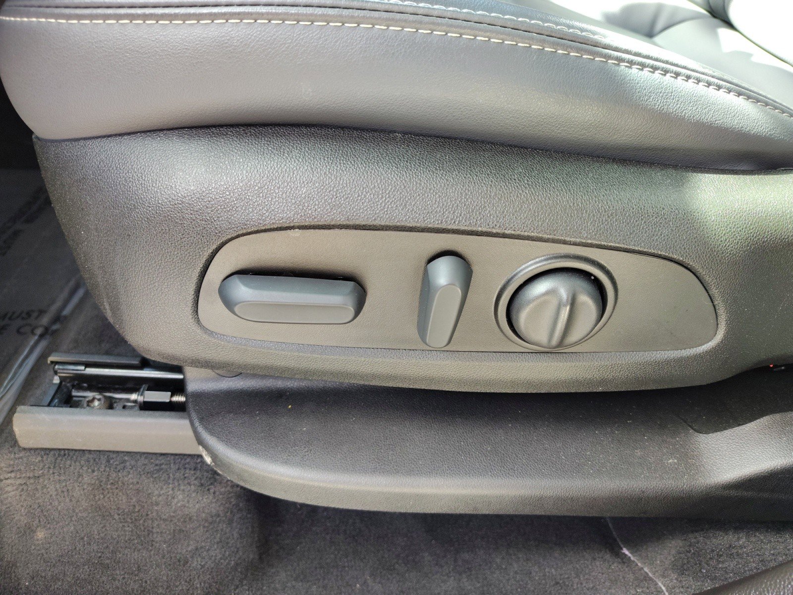 Used 2023 Buick Enclave Essence image 12