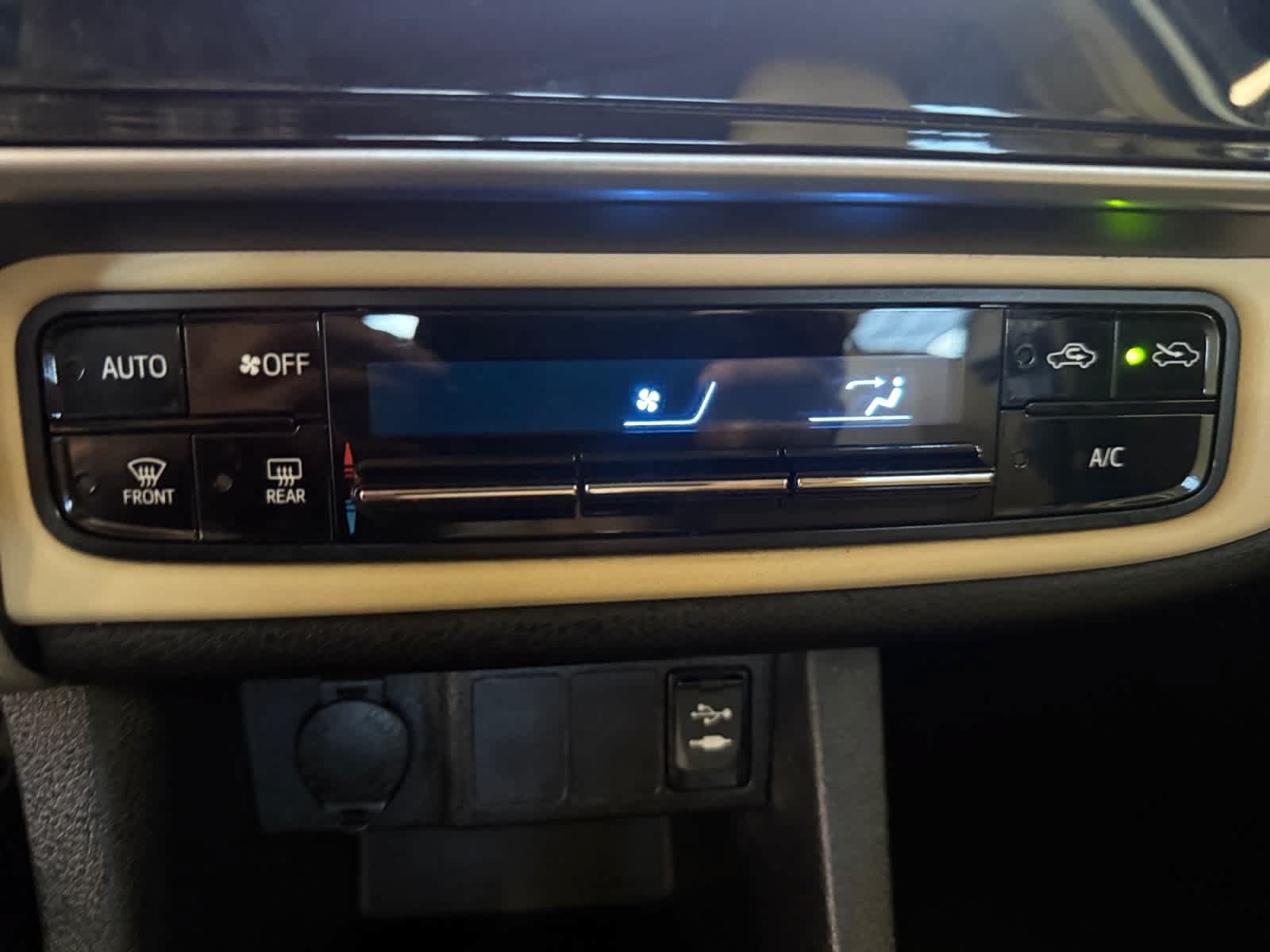 Used 2017 Toyota Corolla LE w/ Carpet Mat Package (TMS) FWD image 17