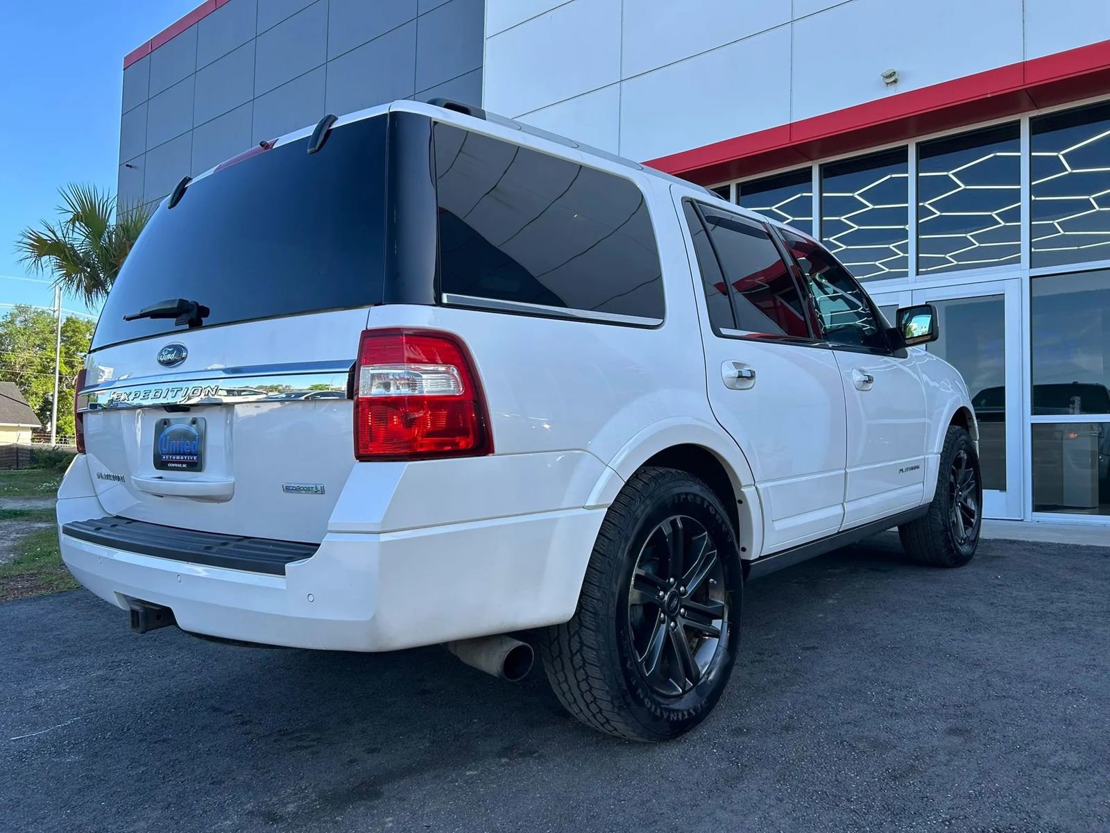 Used 2017 Ford Expedition Platinum AWD/4WD image 4