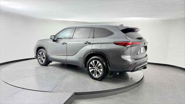 Used 2021 Toyota Highlander XLE AWD/4WD image 6