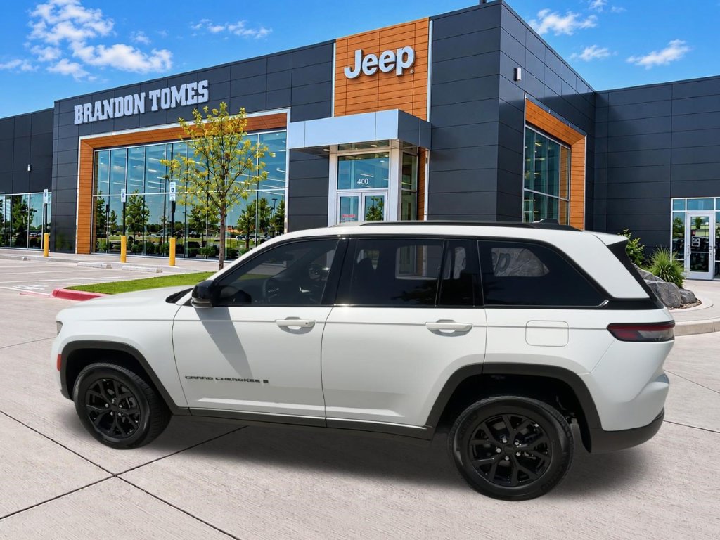 Used 2025 Jeep Grand Cherokee Altitude RWD image 5