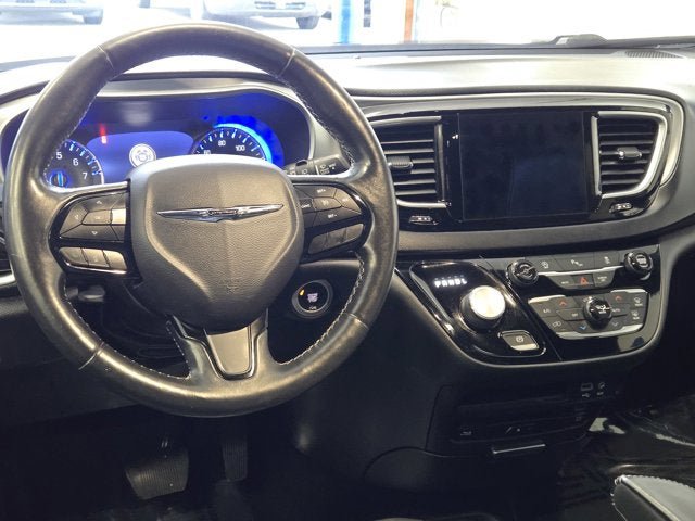 Used 2019 Chrysler Pacifica Touring-L Plus w/ S Appearance Package FWD image 17