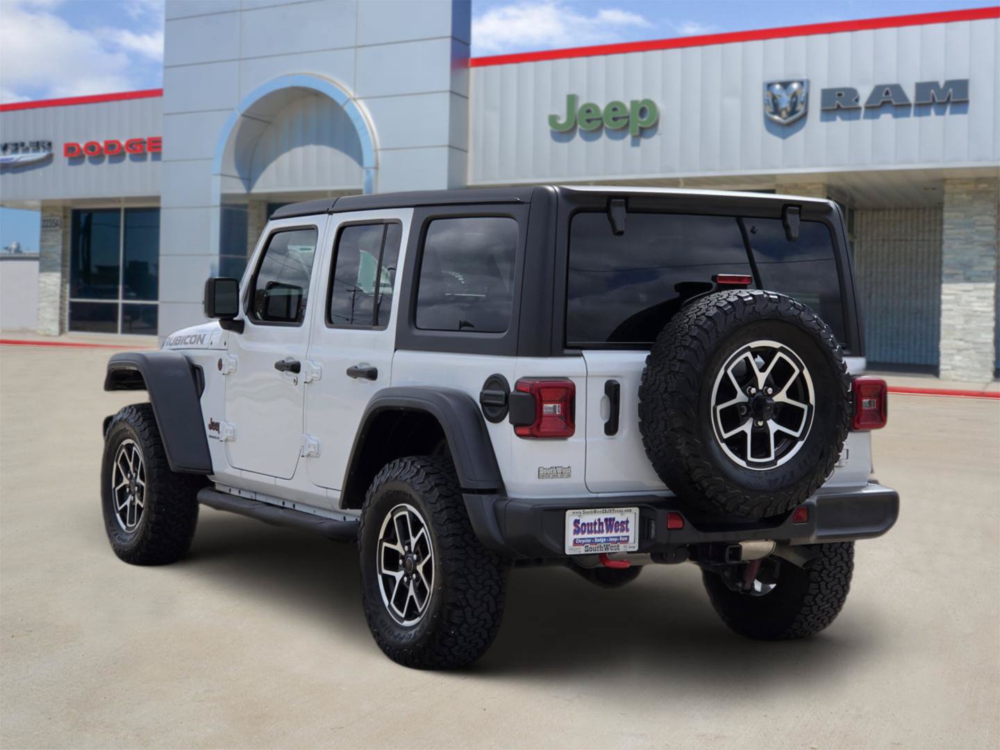 Used 2024 Jeep Wrangler Unlimited Rubicon w/ Convenience Group AWD/4WD image 4