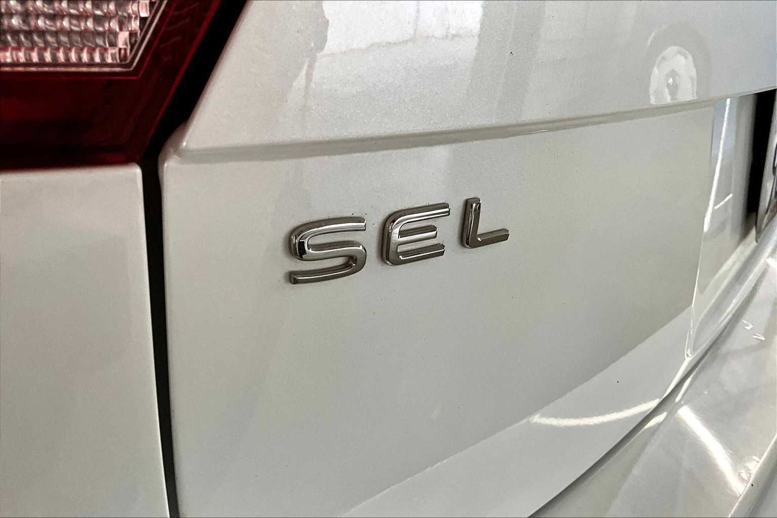 Used 2022 Volkswagen Tiguan SEL R-Line image 11
