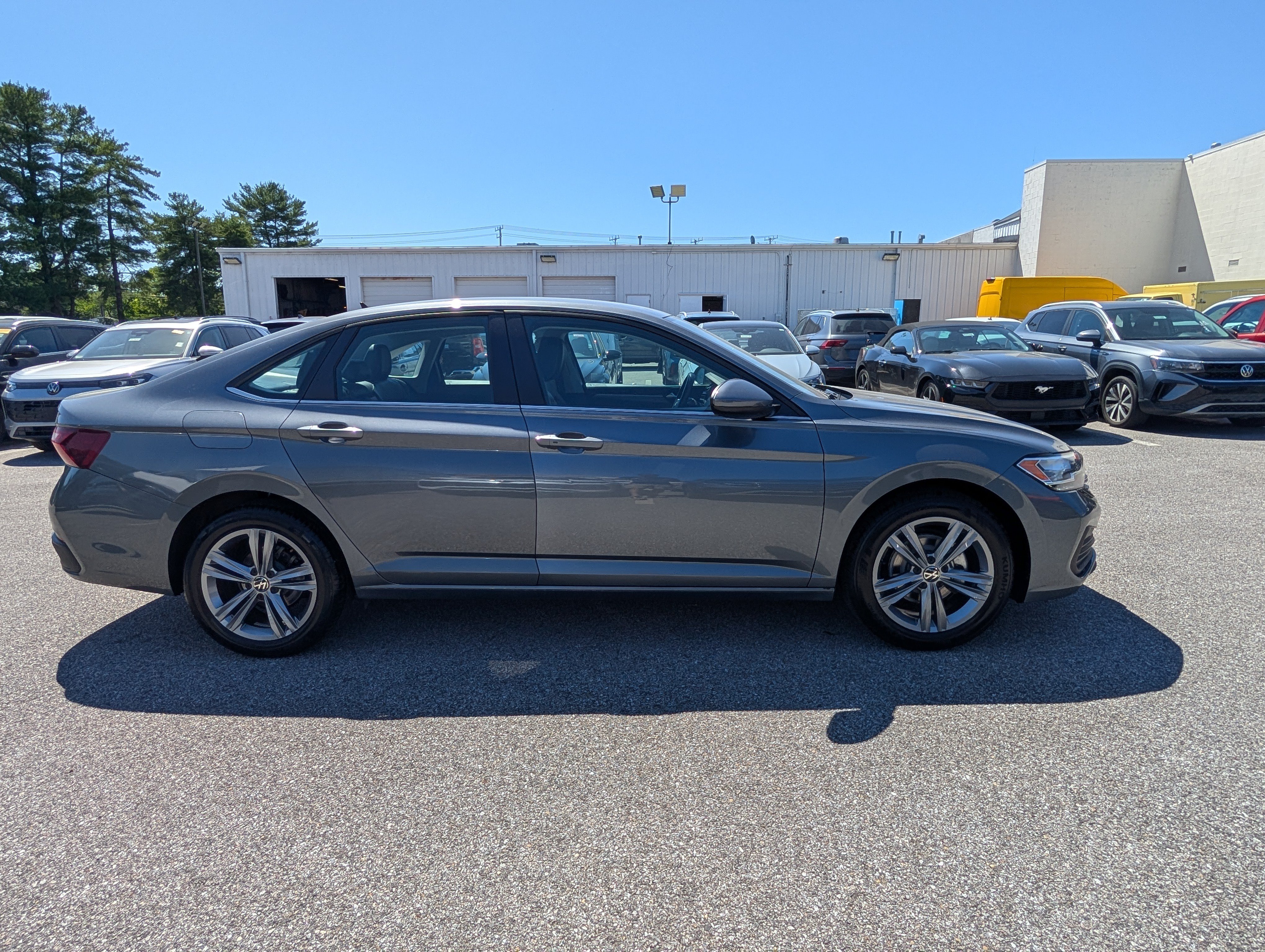 Used 2024 Volkswagen Jetta SE FWD image 2