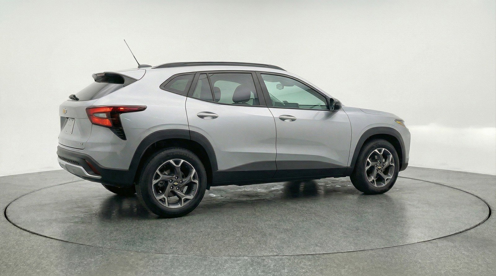 Used 2025 Chevrolet Trax LT w/ LT Convenience Package FWD image 9