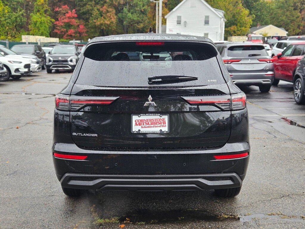 New 2025 Mitsubishi Outlander ES image 4