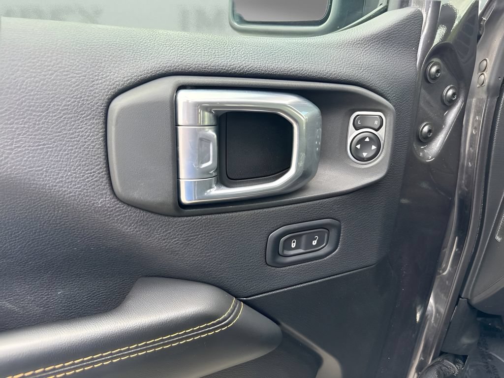 Used 2025 Jeep Wrangler Unlimited Sahara AWD/4WD image 25
