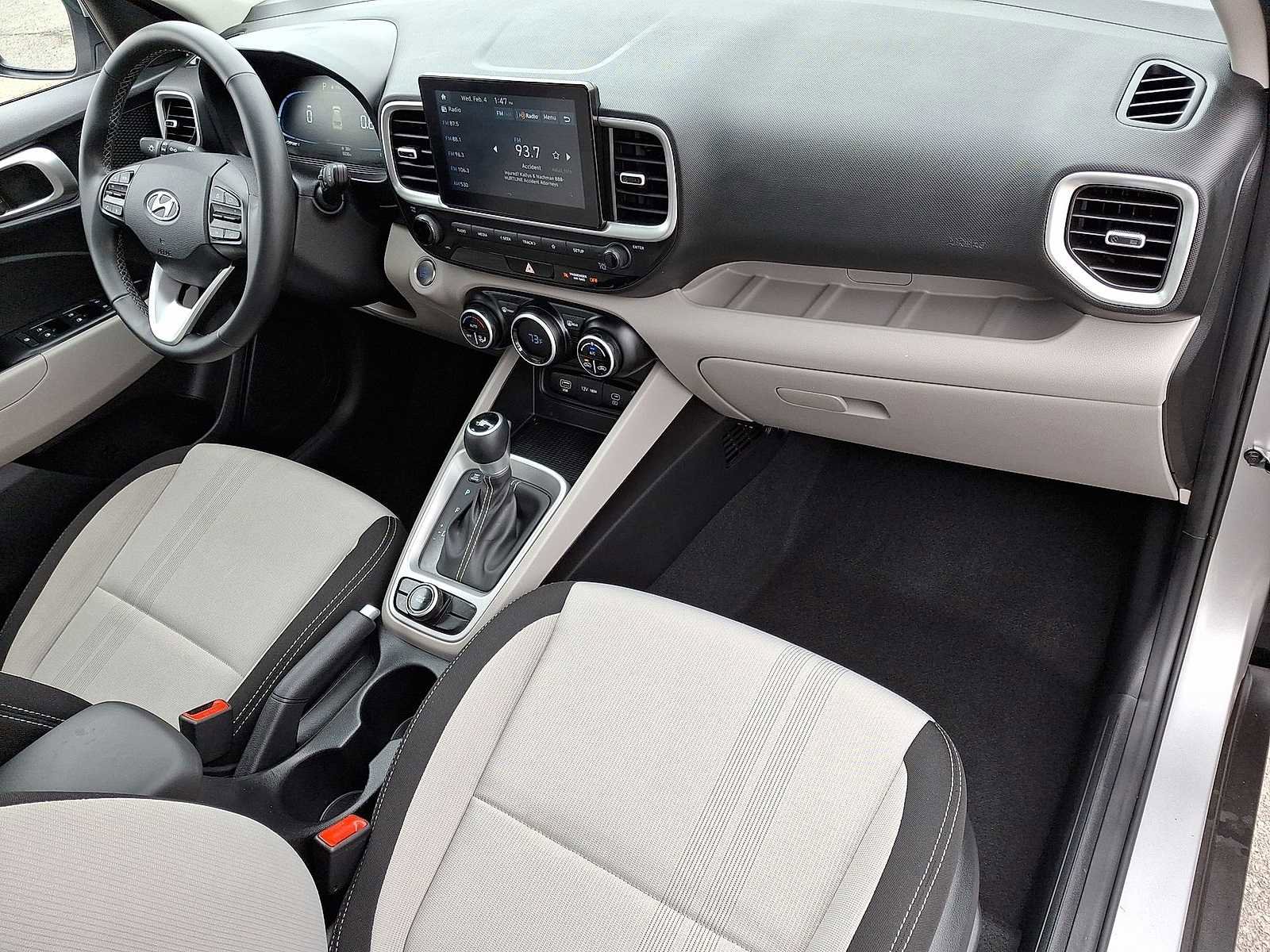 Used 2025 Hyundai Venue SEL image 32