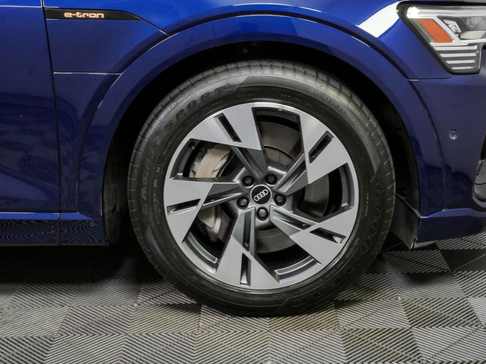 Used 2022 Audi e-tron Premium w/ Convenience Plus Package AWD/4WD image 17