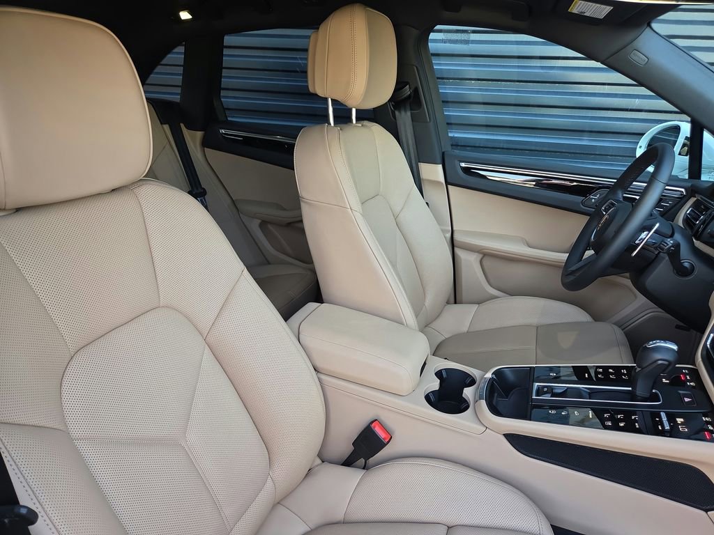 Certified 2026 Porsche Macan AWD/4WD image 19