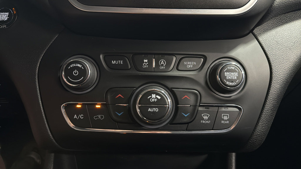 Used 2019 Jeep Cherokee Trailhawk AWD/4WD image 27