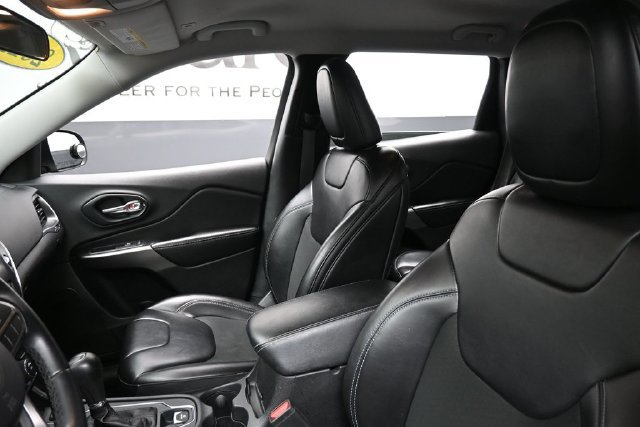 Used 2019 Jeep Cherokee Latitude Plus FWD image 17