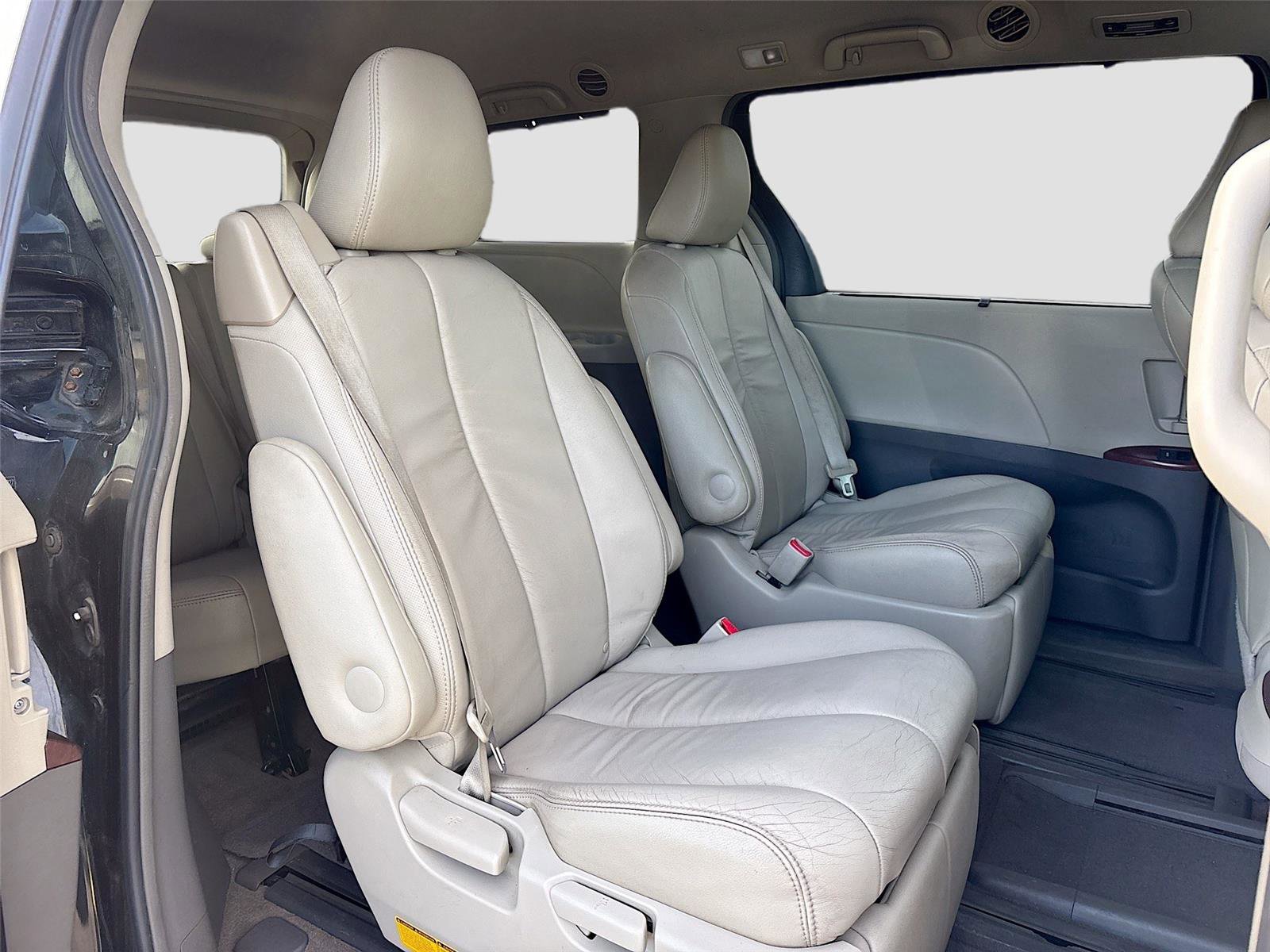 Used 2014 Toyota Sienna XLE image 28