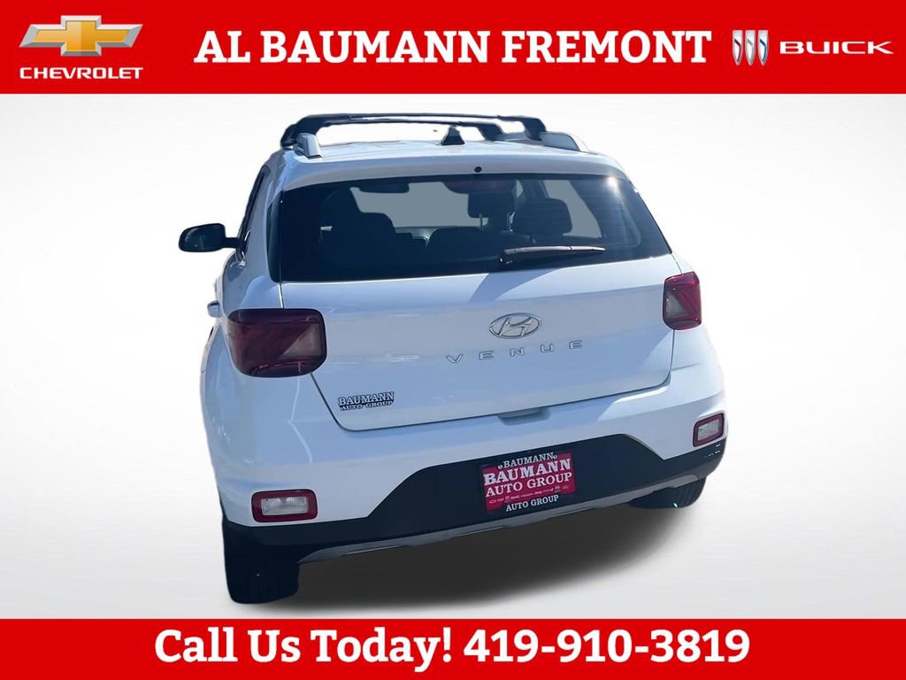 Used 2021 Hyundai Venue SEL w/ Premium Package FWD image 5