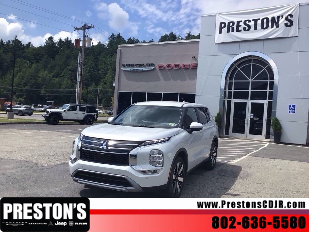 Used 2025 Mitsubishi Outlander AWD image 1