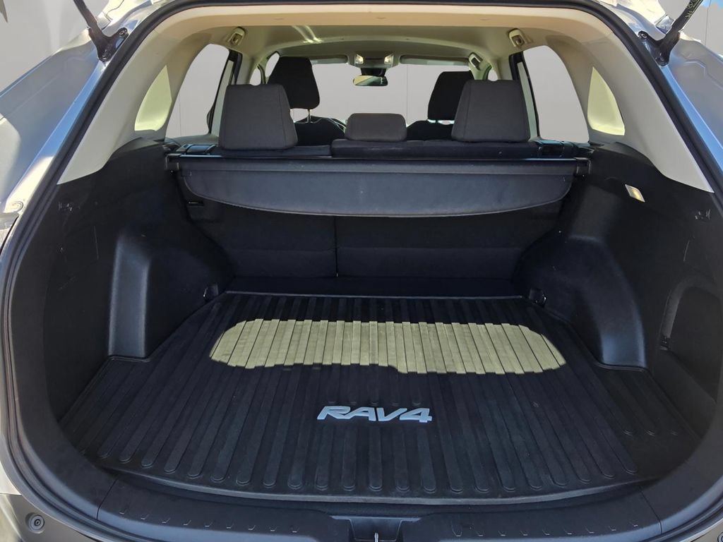 Used 2022 Toyota RAV4 LE AWD/4WD image 9