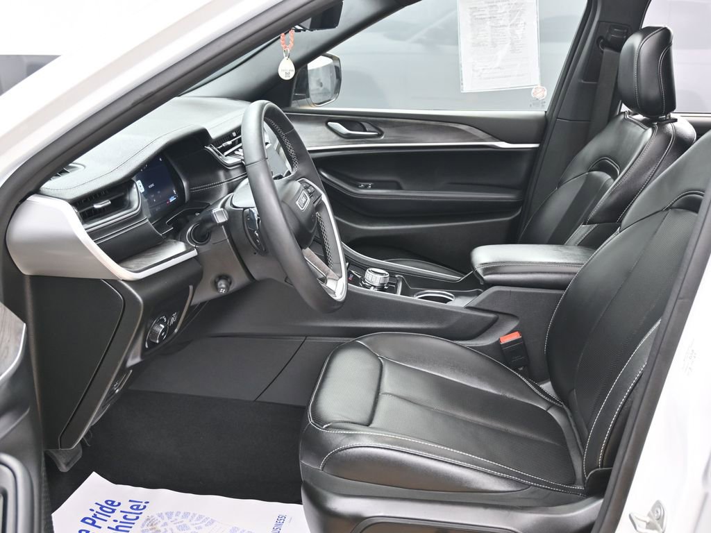 Used 2024 Jeep Grand Cherokee L Limited w/ Luxury Tech Group II image 16