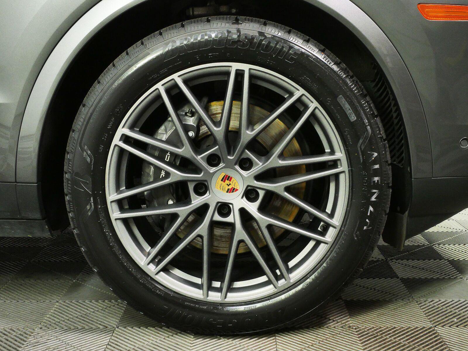 Certified 2024 Porsche Cayenne Coupe AWD/4WD image 40