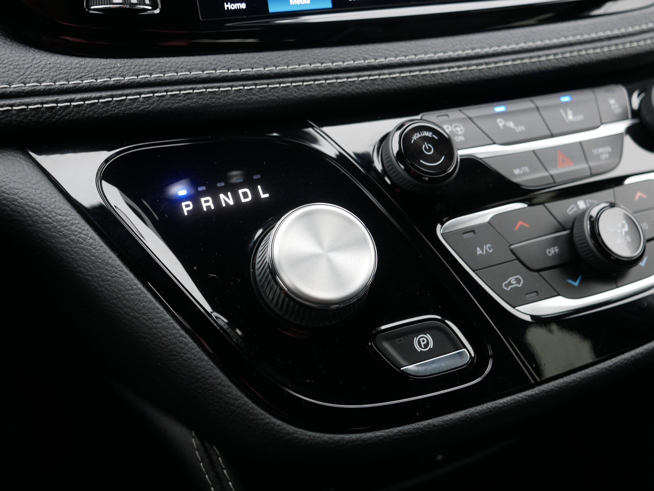 Used 2021 Chrysler Pacifica Limited w/ Uconnect Theater Family Group image 24