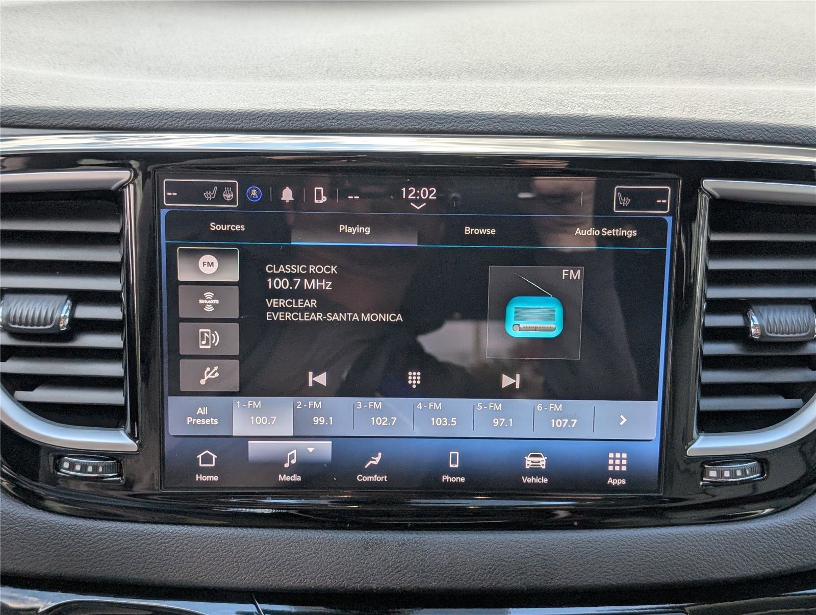 Used 2024 Chrysler Pacifica Touring-L image 27