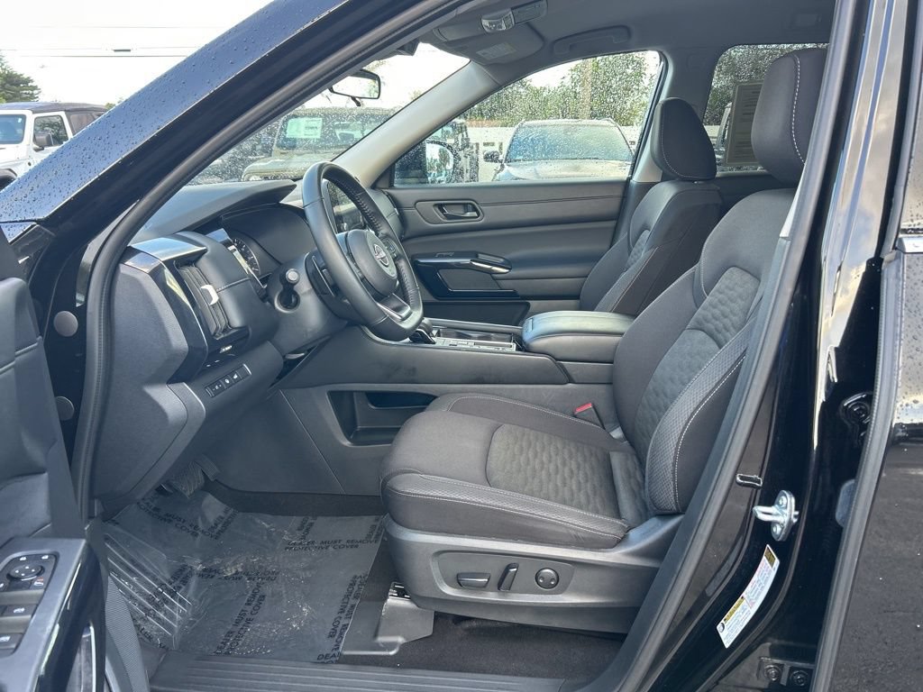 Used 2025 Nissan Pathfinder SV FWD image 10