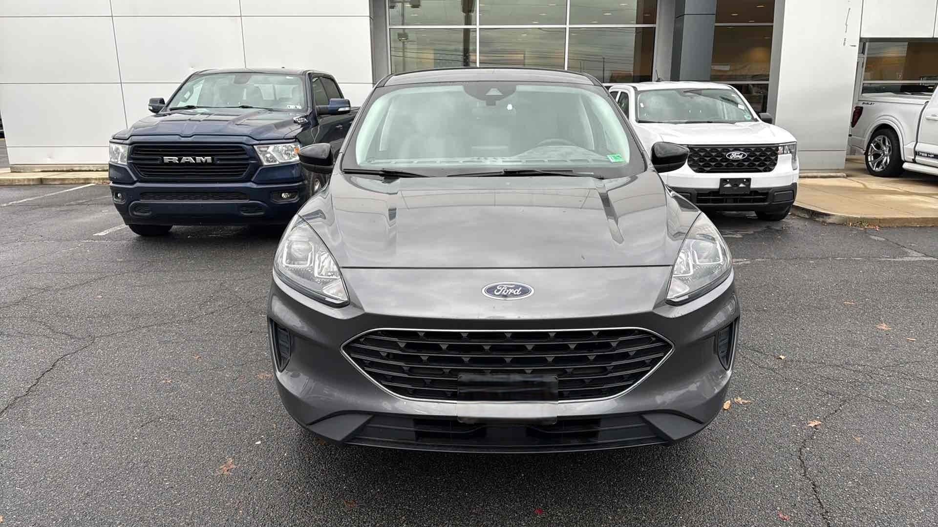 Used 2021 Ford Escape SE w/ SE Sport Appearance Package image 3