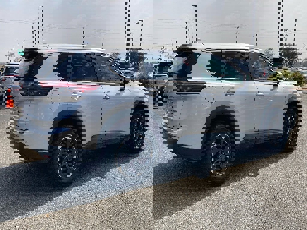 Used 2024 Nissan Rogue SV image 4