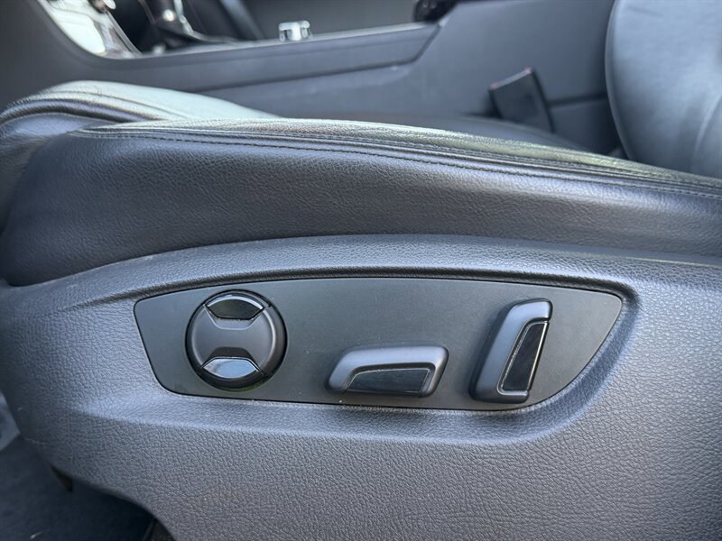 Used 2012 Volkswagen Touareg Hybrid AWD/4WD image 37