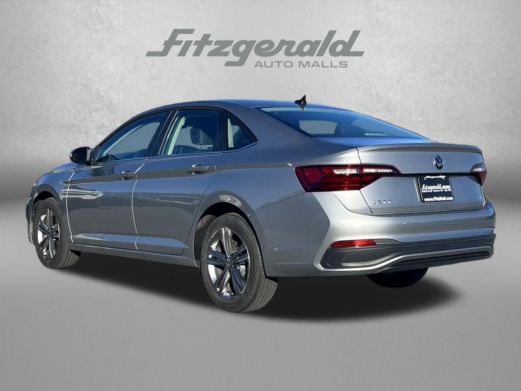 Used 2024 Volkswagen Jetta SE image 8