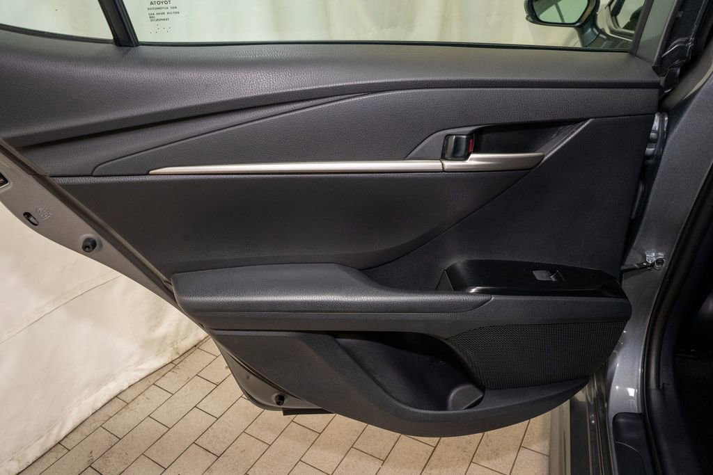 Used 2025 Toyota Camry SE image 9