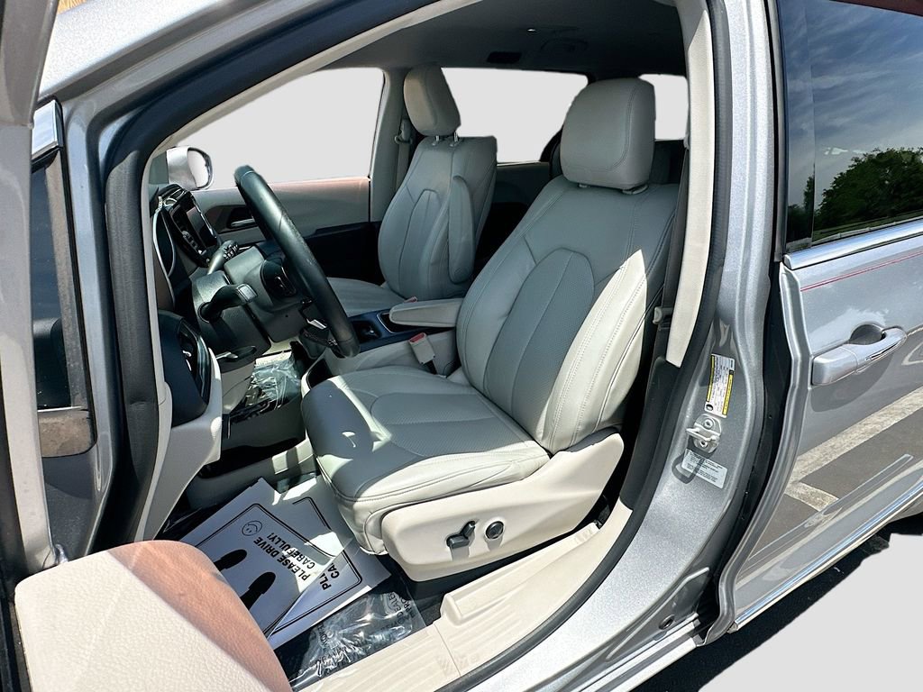 Used 2017 Chrysler Pacifica Touring-L Plus w/ Advanced Safetytec Group FWD image 21
