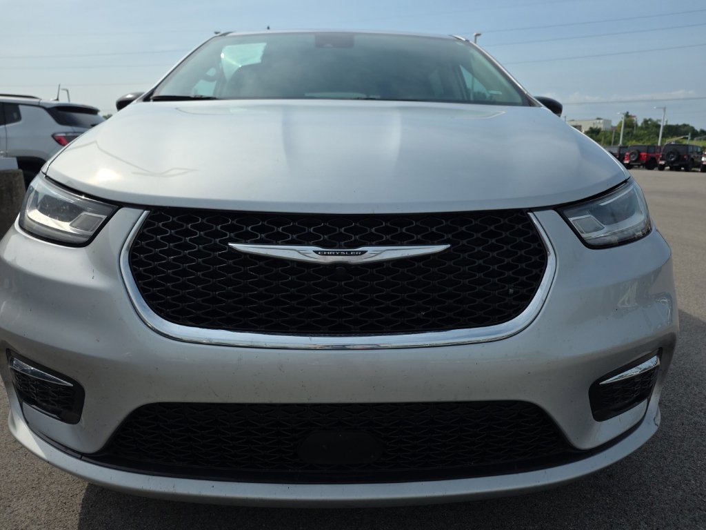 Used 2024 Chrysler Pacifica Touring-L FWD image 2