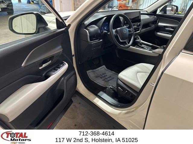 Used 2024 Toyota Grand Highlander AWD image 9