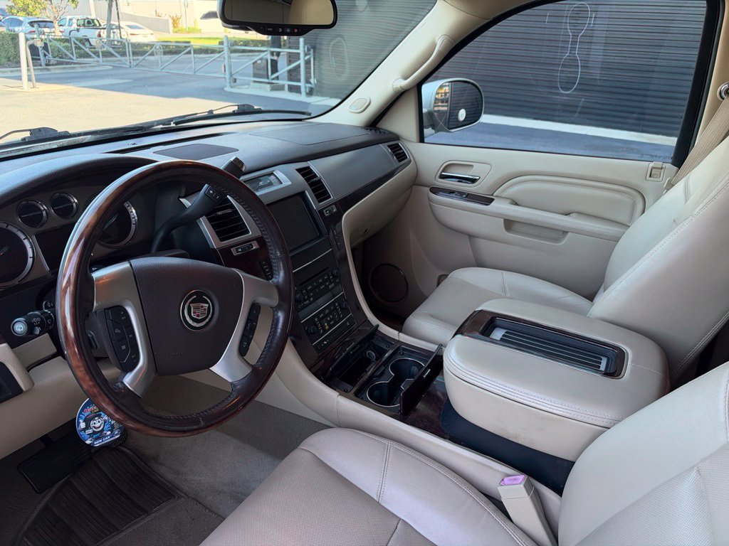 Used 2014 Cadillac Escalade Premium RWD image 4
