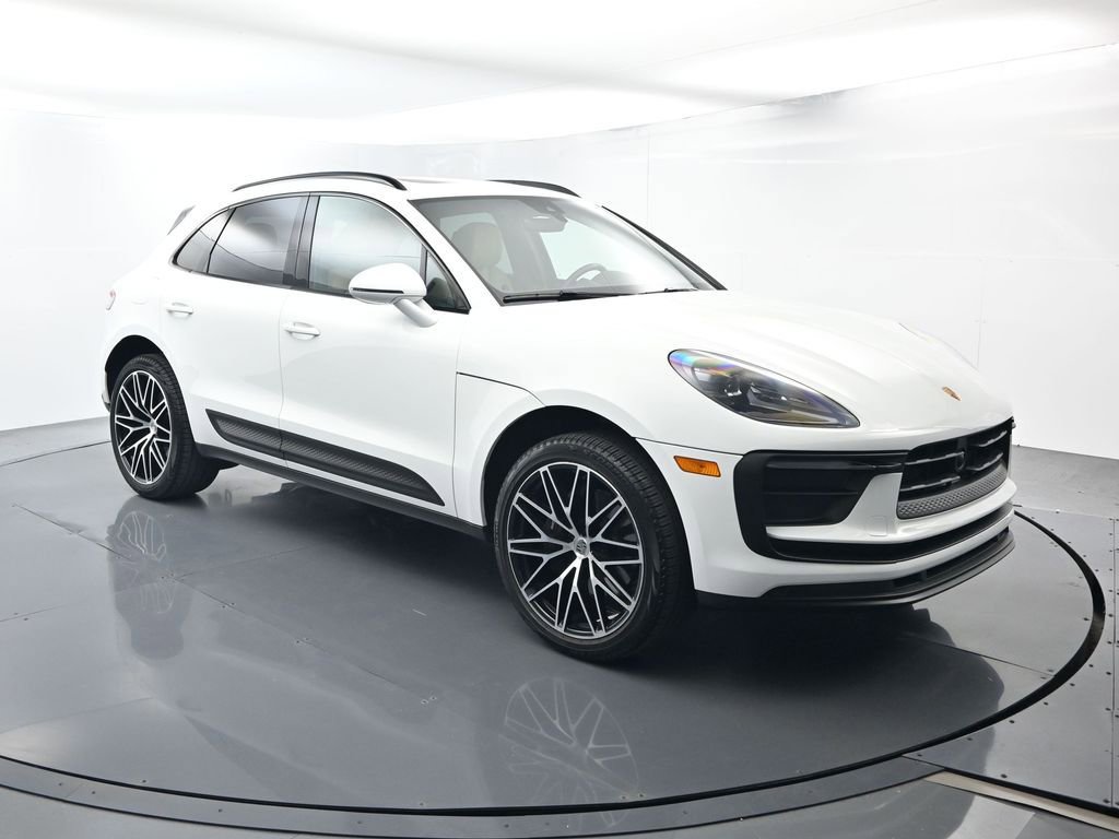 Certified 2025 Porsche Macan AWD/4WD image 17