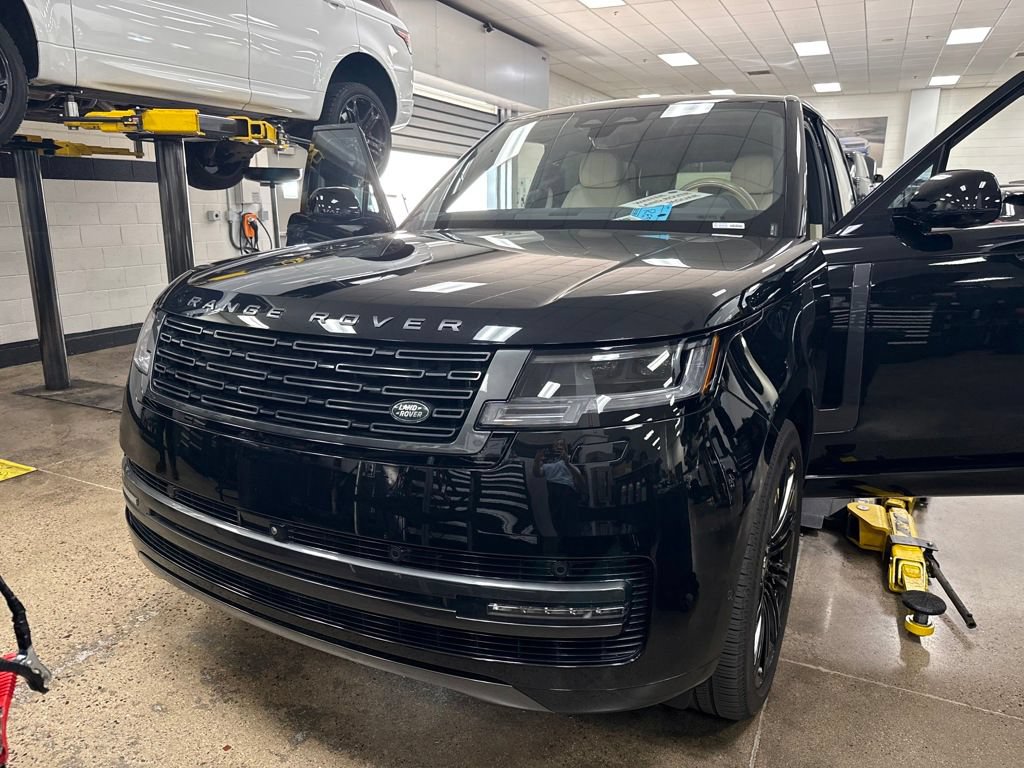 Used 2025 Land Rover Range Rover SE AWD/4WD image 4