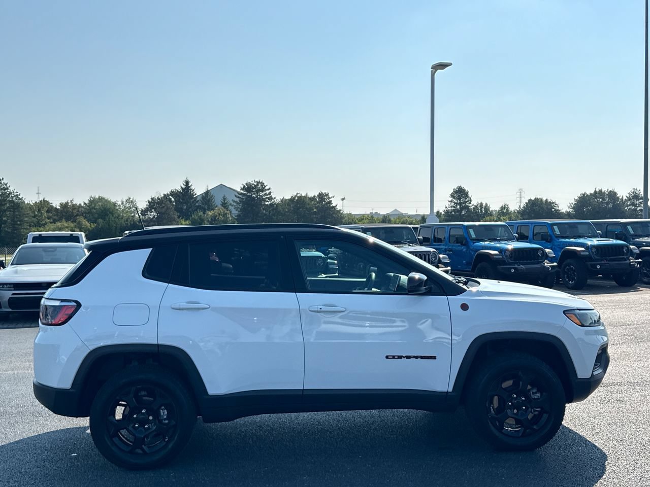 Used 2023 Jeep Compass Trailhawk w/ Sun and Sound Group AWD/4WD image 2