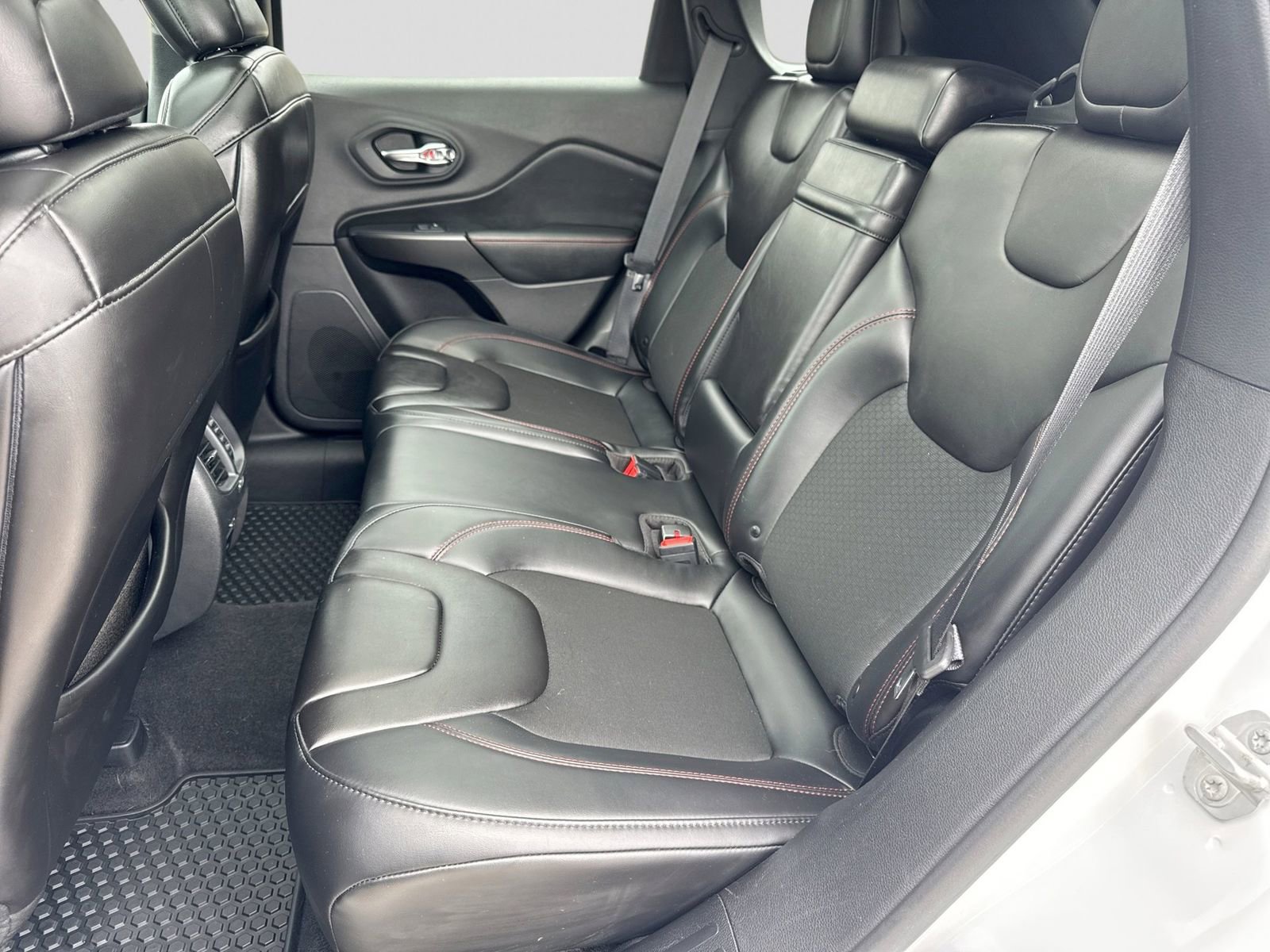 Used 2019 Jeep Cherokee Trailhawk w/ Comfort/Convenience Group AWD/4WD image 24