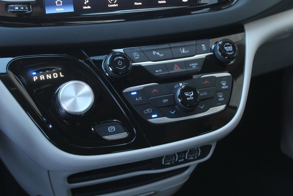 Used 2023 Chrysler Pacifica Touring-L FWD image 14