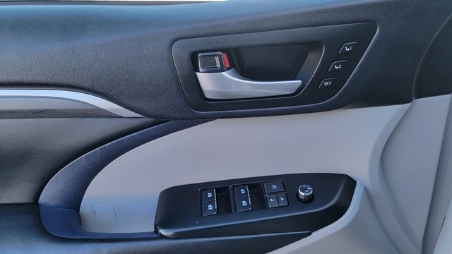 Used 2019 Toyota Highlander Limited AWD image 16