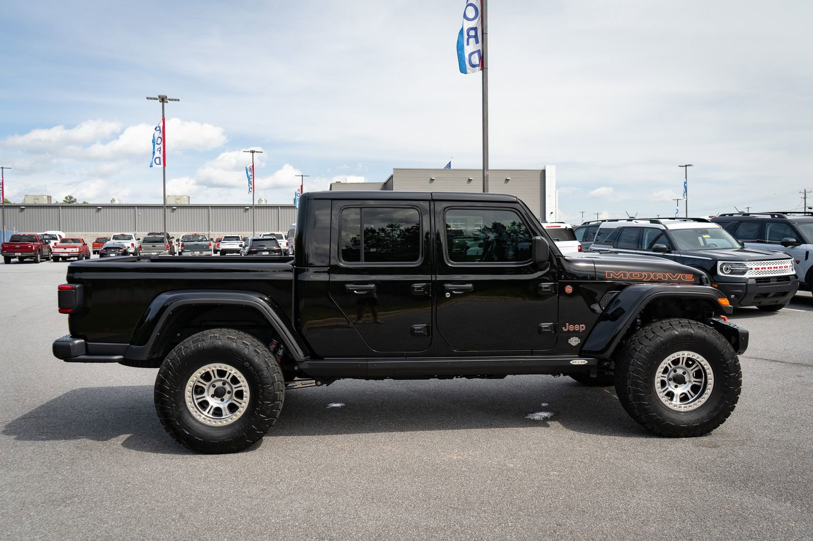 Used 2024 Jeep Gladiator Mojave AWD/4WD image 14