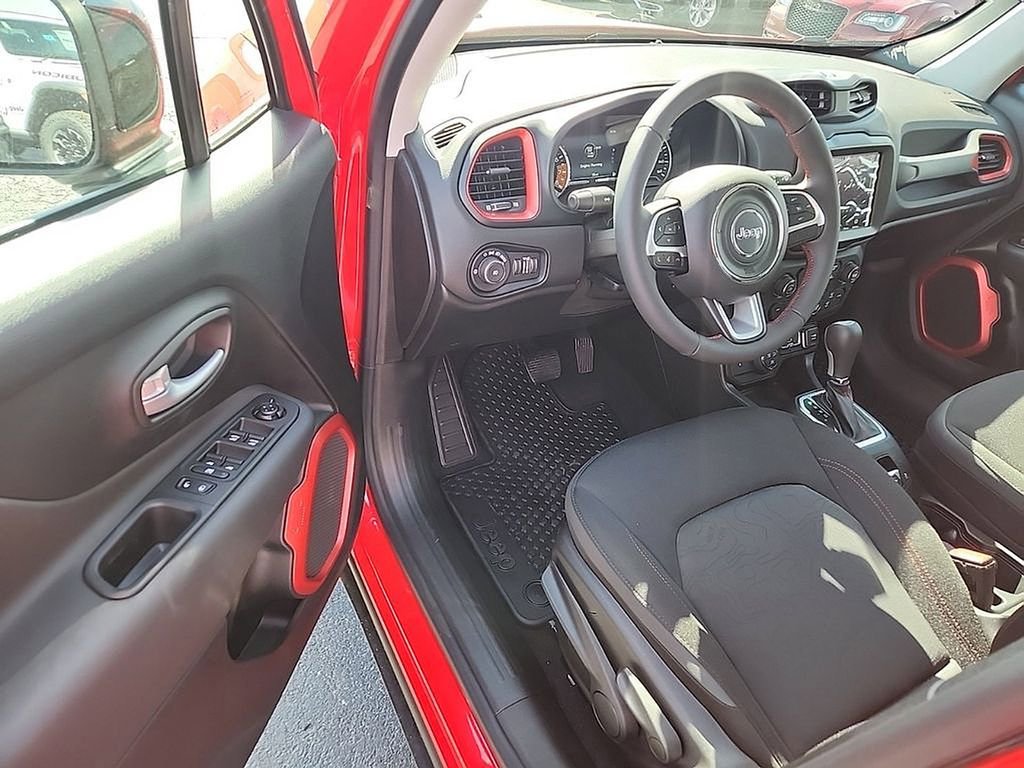 Used 2023 Jeep Renegade Trailhawk AWD/4WD image 3