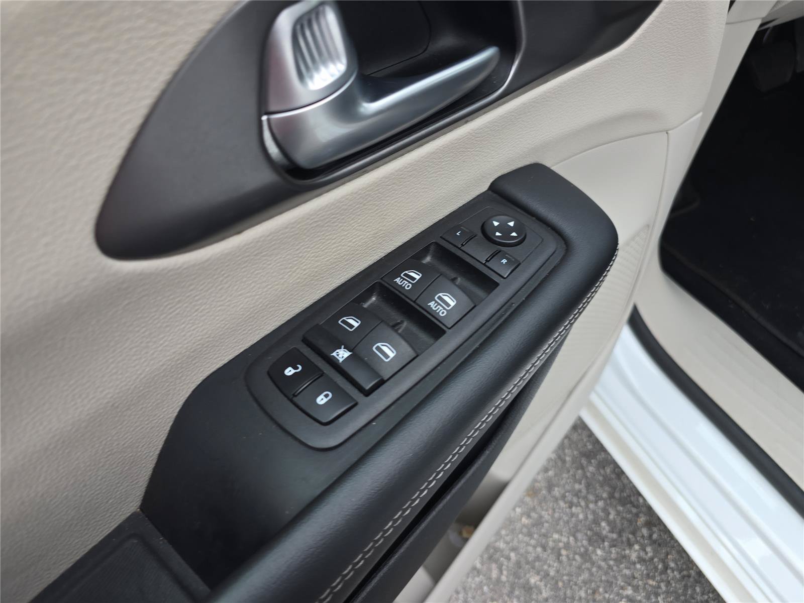 Used 2024 Chrysler Pacifica Touring-L FWD image 18