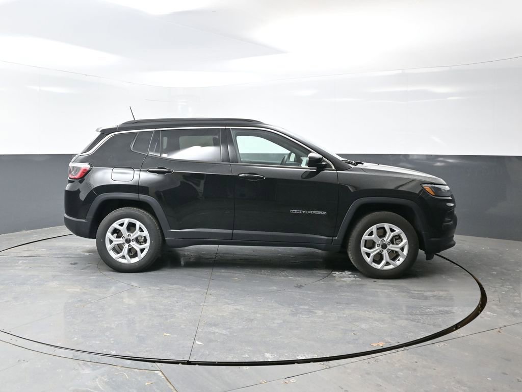 Used 2025 Jeep Compass Latitude image 4