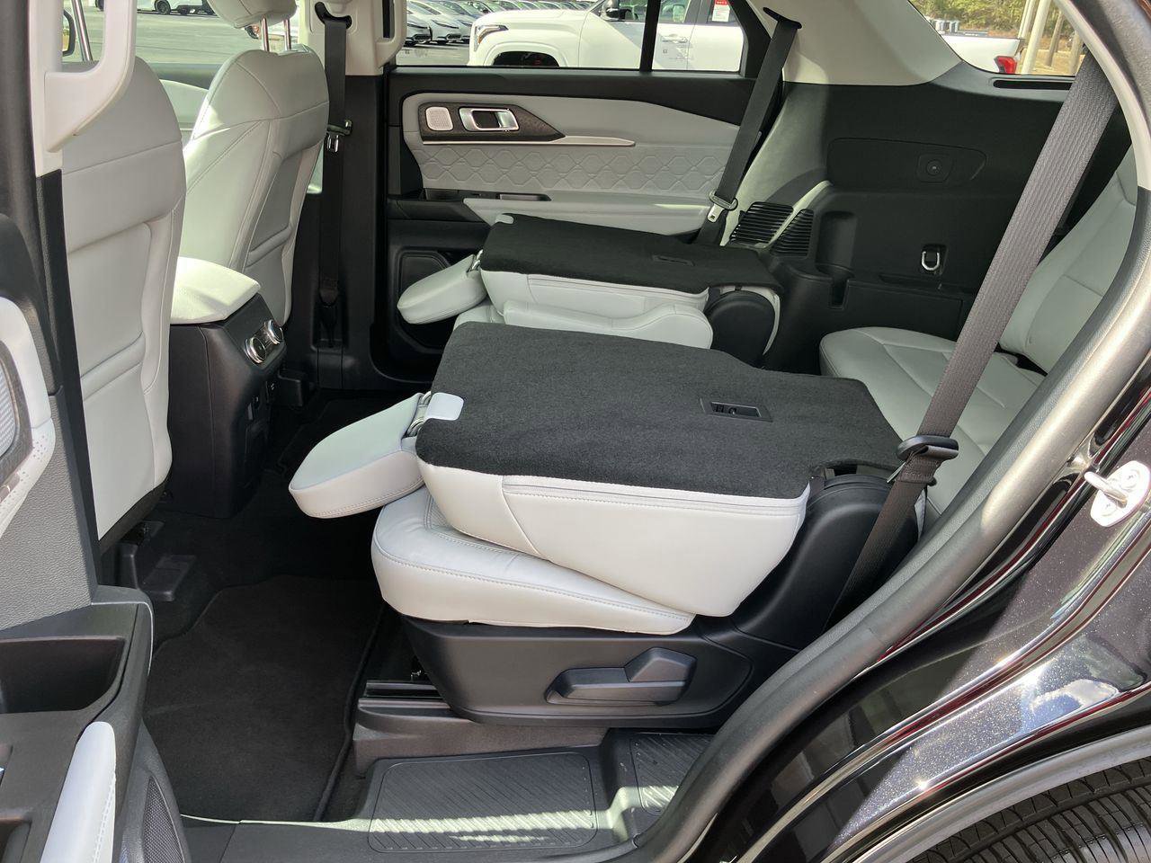 Used 2025 Ford Explorer Platinum w/ Ultimate Package image 28
