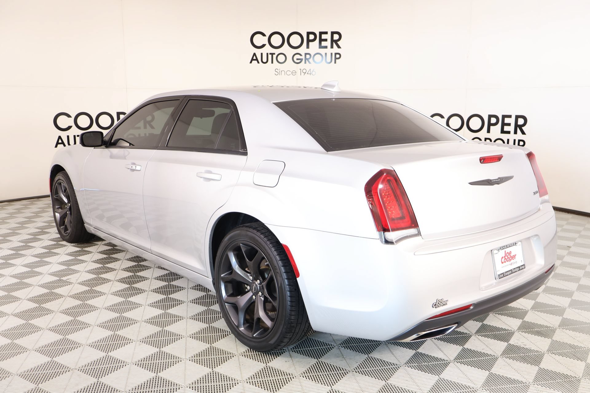 Used 2023 Chrysler 300 Touring w/ Sport Appearance Package RWD image 21