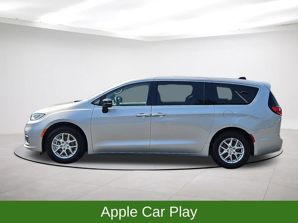 Used 2024 Chrysler Pacifica Touring-L FWD image 4
