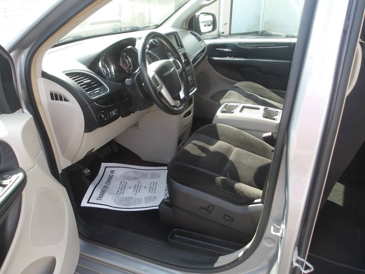 Used 2014 Chrysler Town & Country Touring FWD image 11