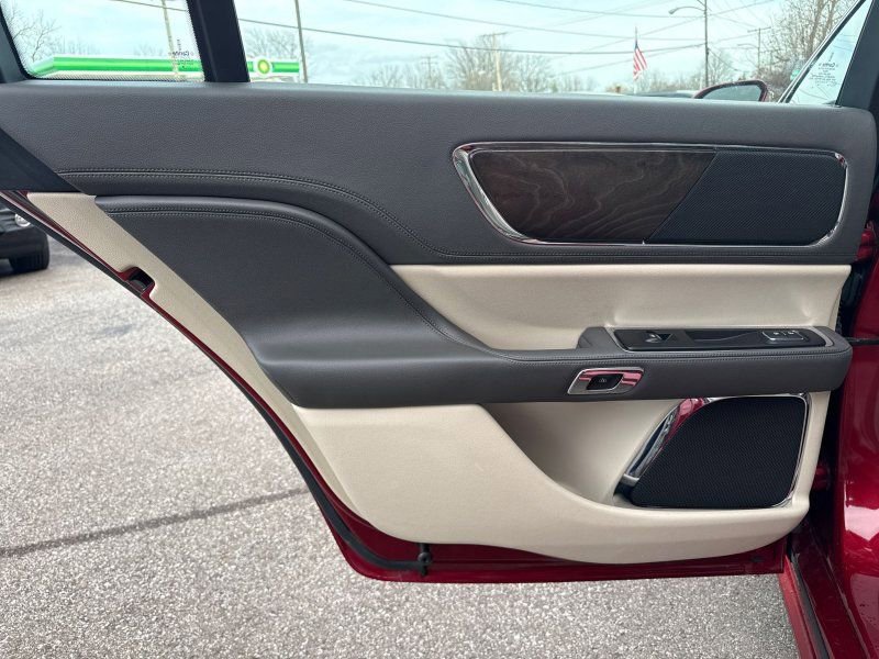 Used 2018 Lincoln Continental Select image 13